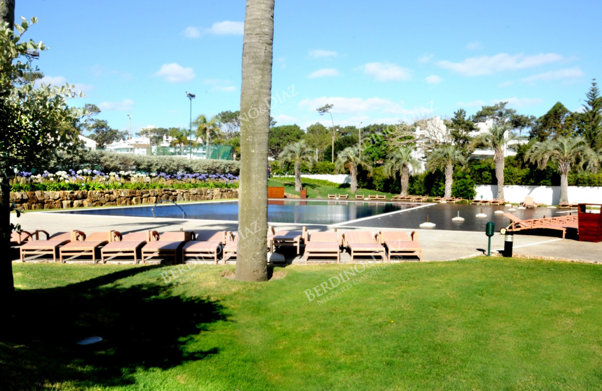 Apartamento ID.2801 - Mansa, 2 dormitorios en venta Torre con servicios vista a playa