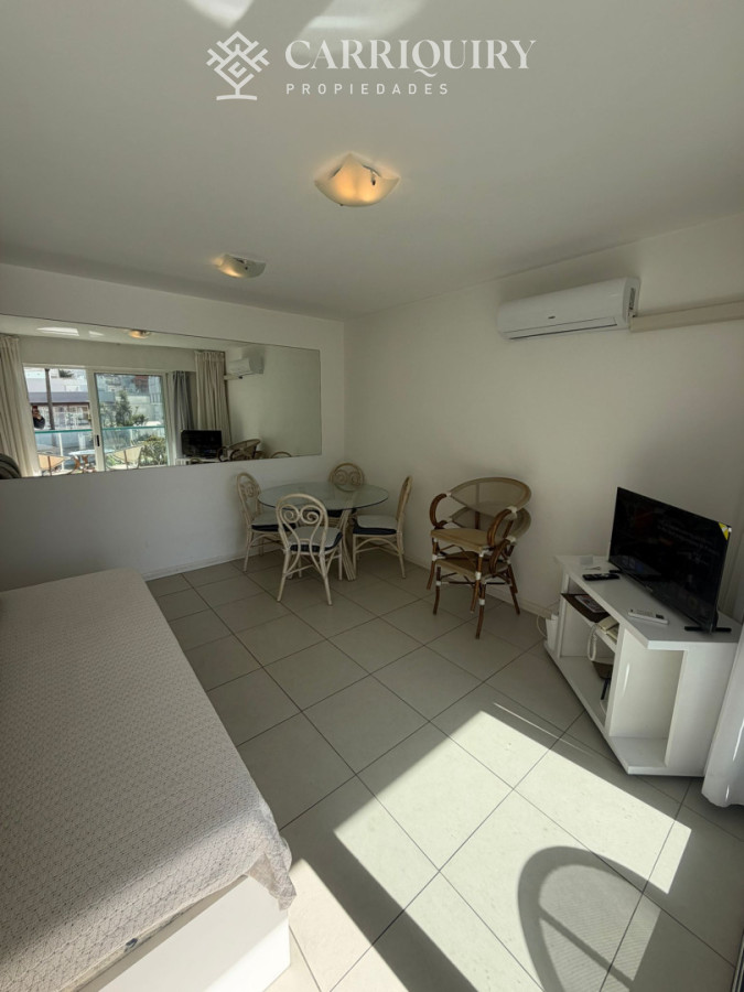 Apartamento ID.10555 - Apartamento de 1 dormitorio en Venta en Punta del este , Península , Bajos gastos a pasos del mar 