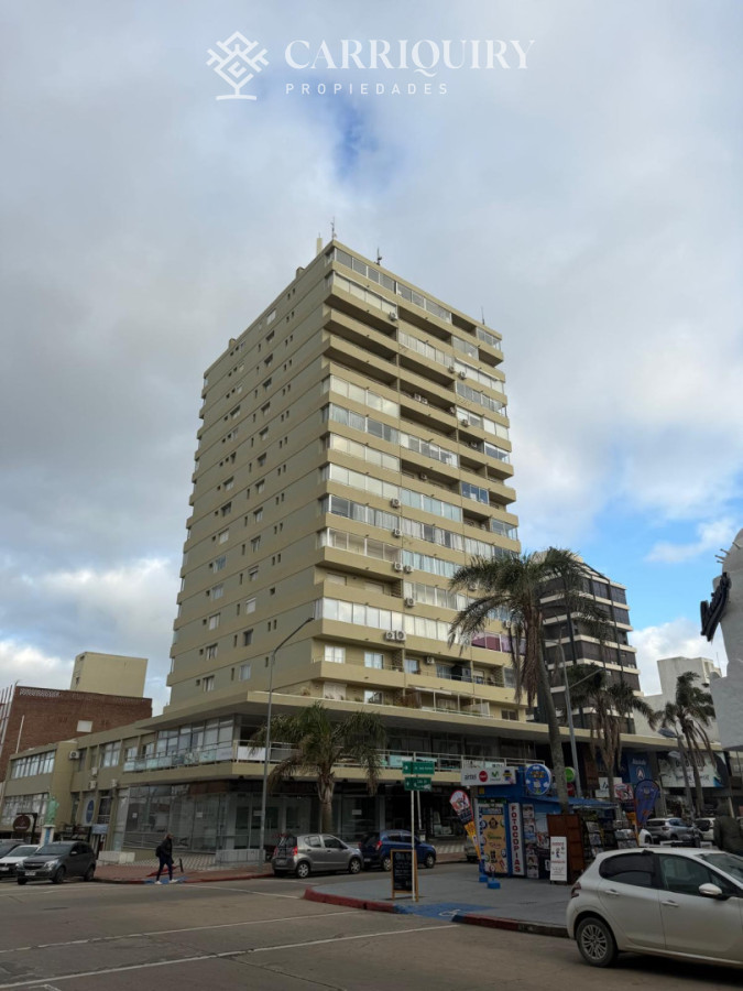 Apartamento ID.10040 - Apartamento de 2 dormitorios y medio en Punta del este , Gorlero , Península 