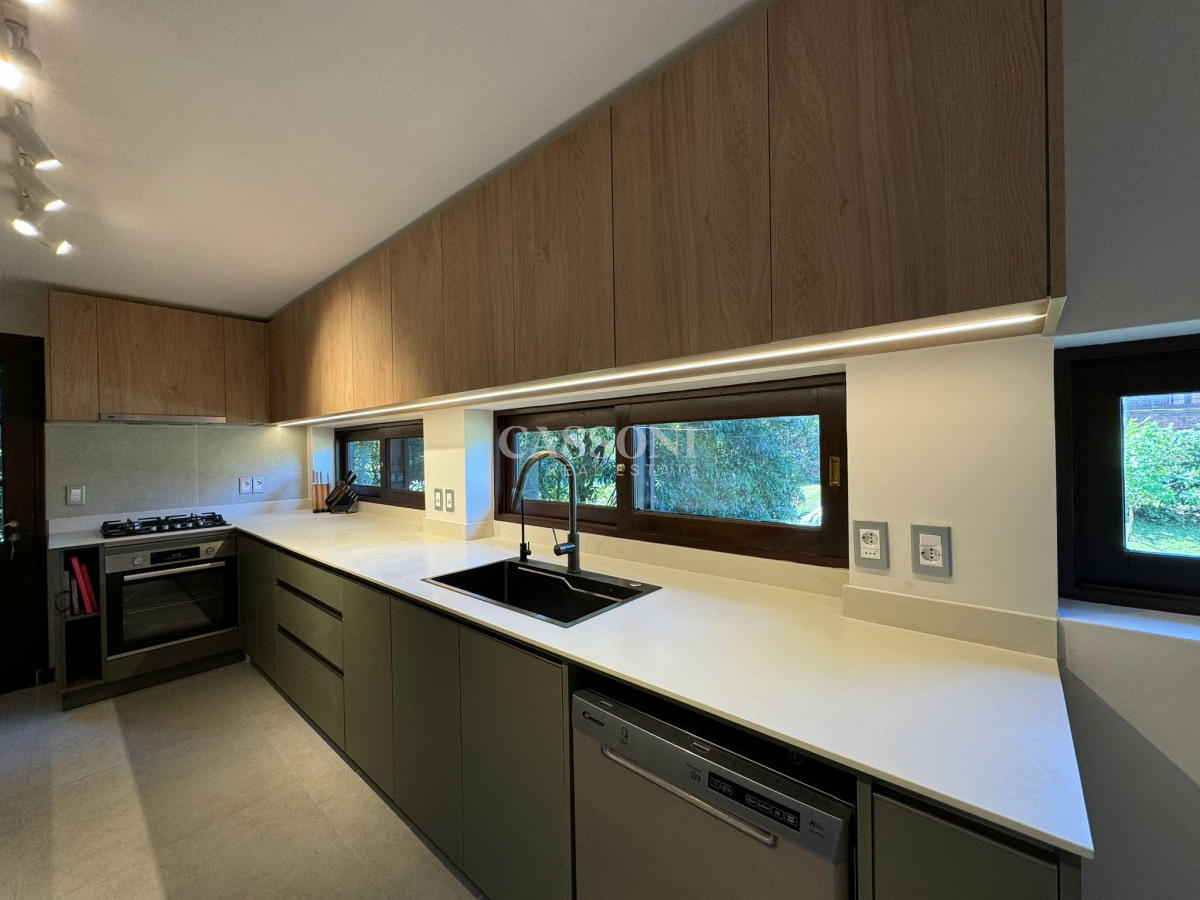 Casa ID.3568 - ESPECTACULAR CASA EN LUGANO 5 DORMITORIOS 4 BAÑOS 