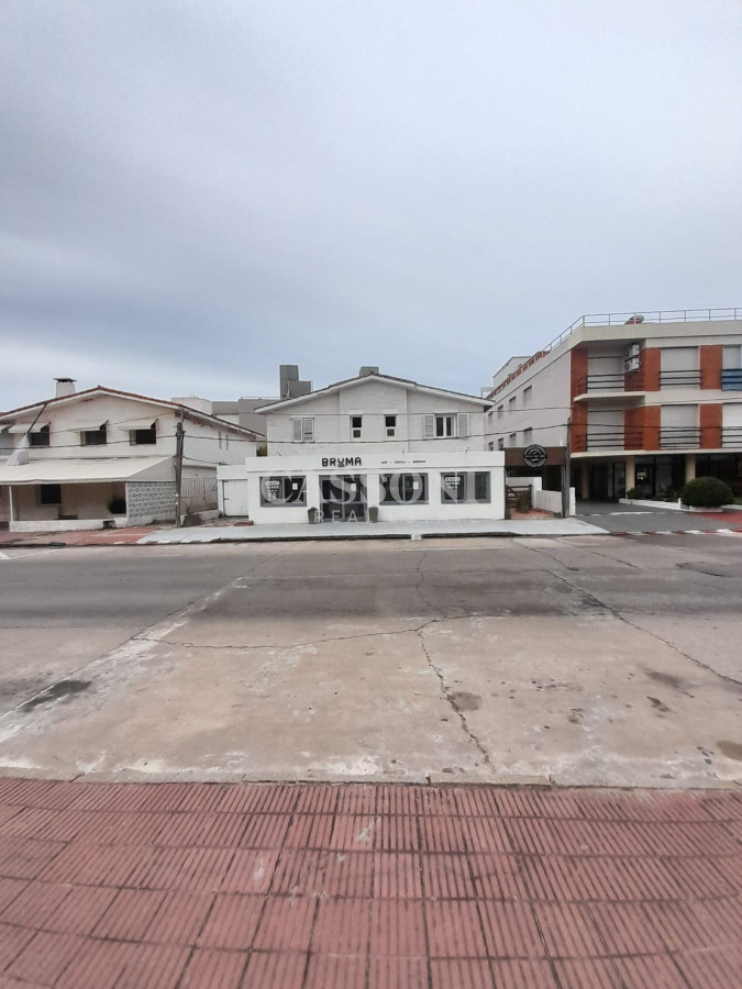 Local Comercial ID.1414 - Peninsula a pasos del emir con vista al mar