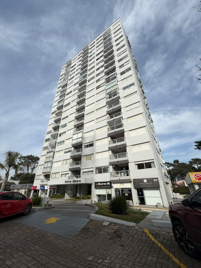 Apartamento en Roosevelt, 2 dormitorios con servicios 