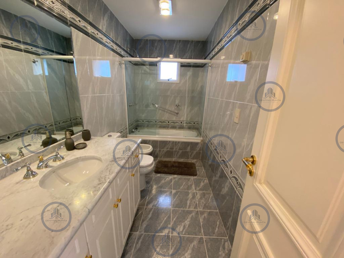 Apartamento ID.2074 - Apartamento de 3 Dormitorios frente al Mar, Playa Mansa 