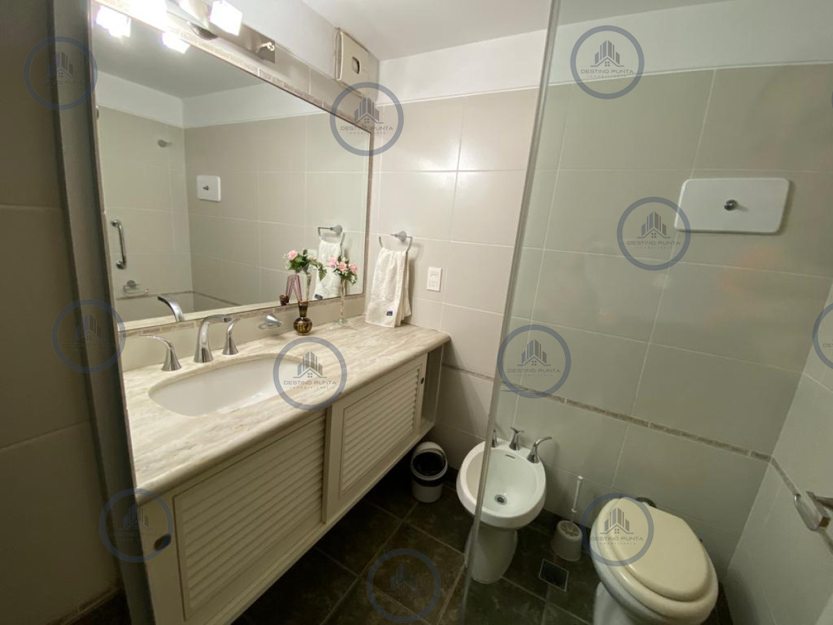 Apartamento ID.2107 - Apartamento de 3 Dormitorios y Parrillero en Alquiler, Playa Mansa Punta del Este