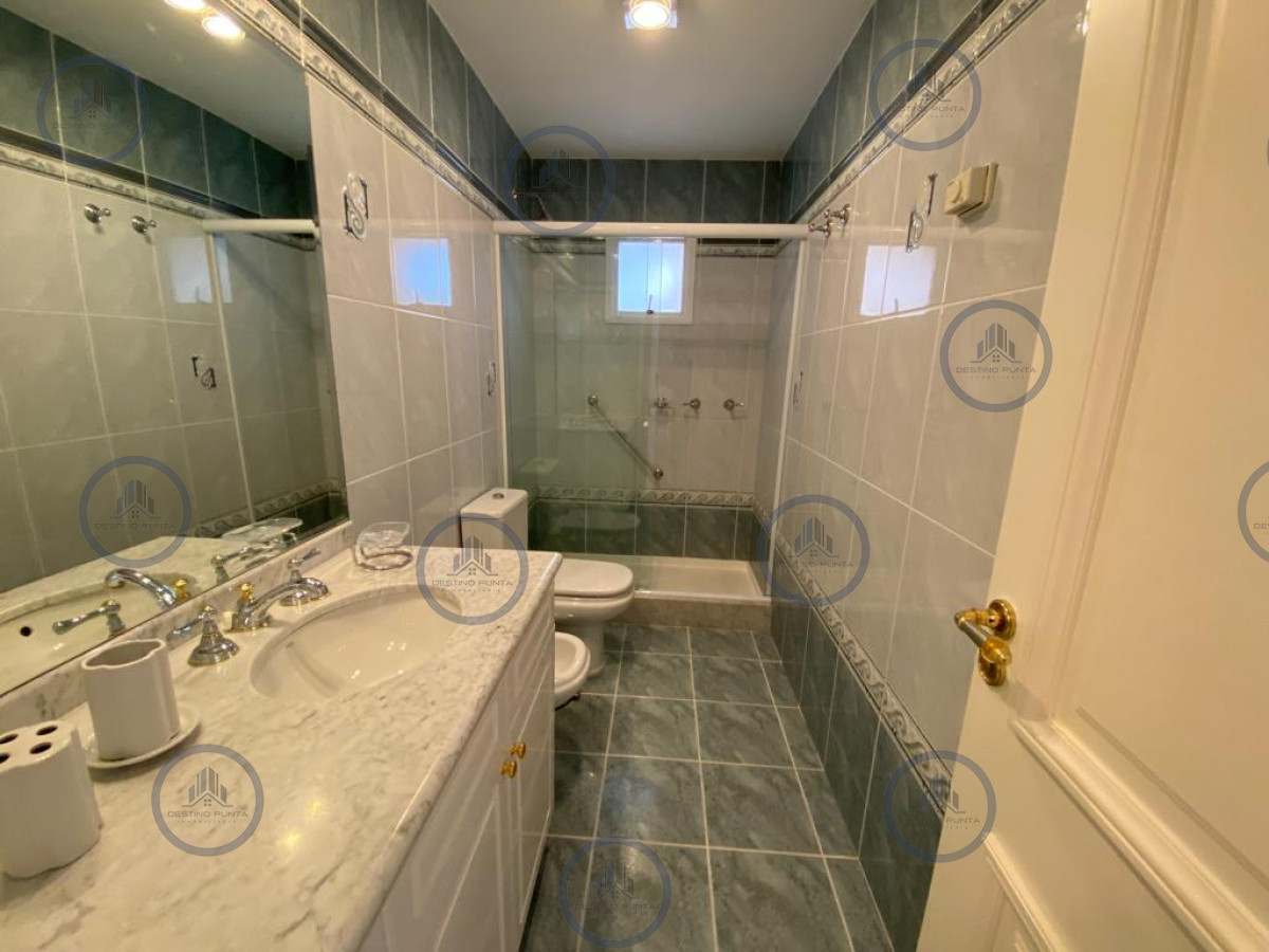 Apartamento ID.2074 - Apartamento de 3 Dormitorios frente al Mar, Playa Mansa 