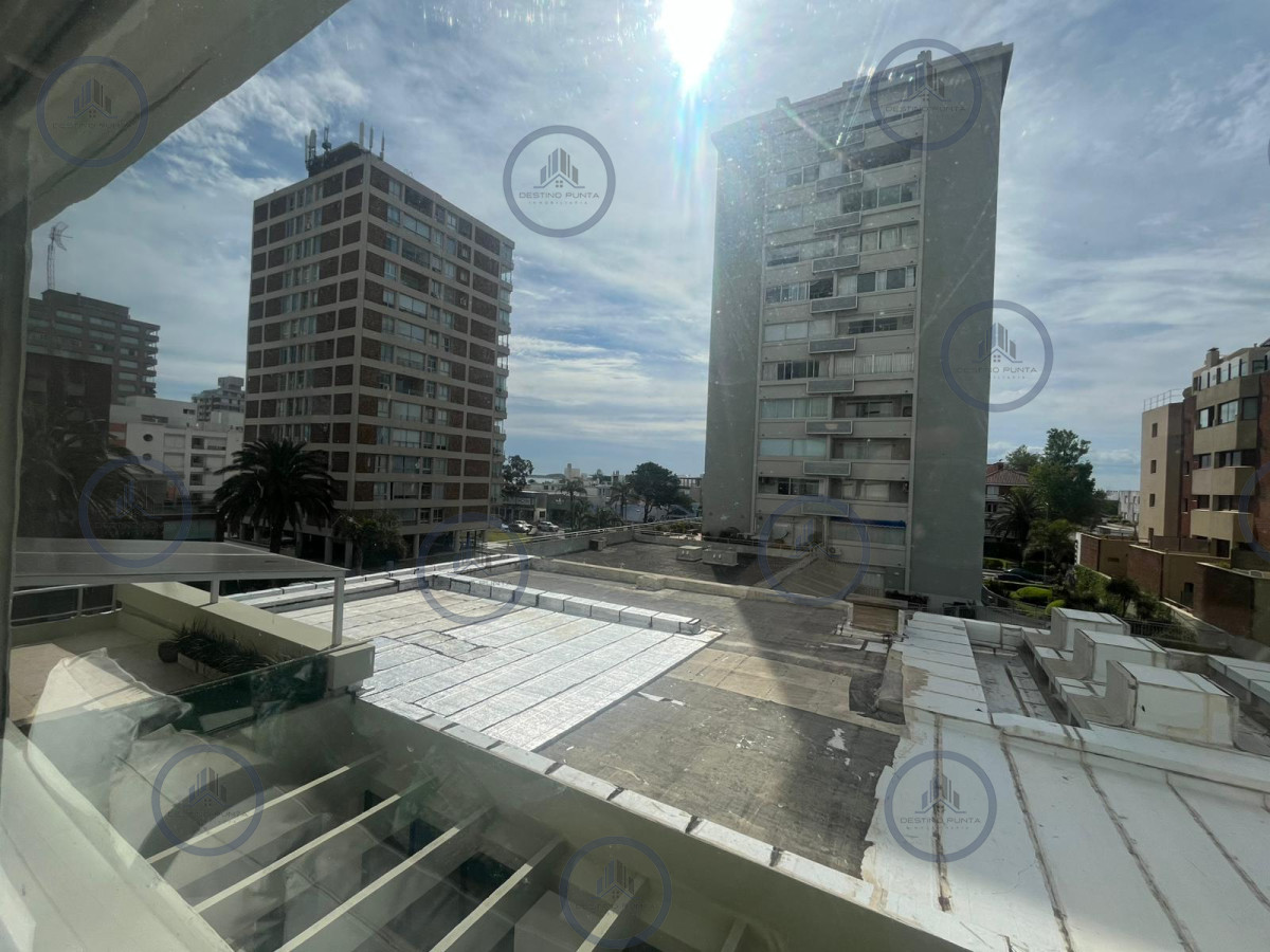 Apartamento de 3 Dormitorios en Península de Punta del Este, Venta y Alquiler Anual — fotografía 1