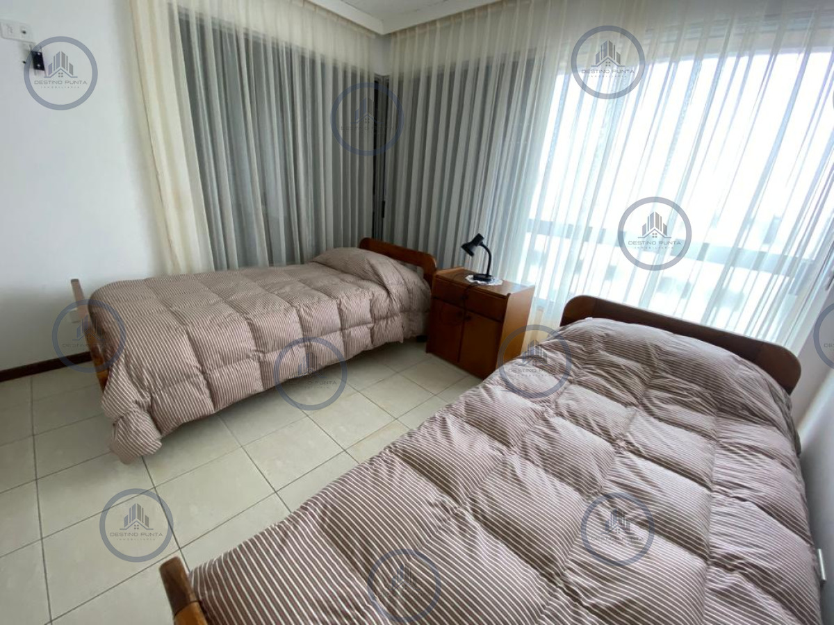 Apartamento ID.2107 - Apartamento de 3 Dormitorios y Parrillero en Alquiler, Playa Mansa Punta del Este