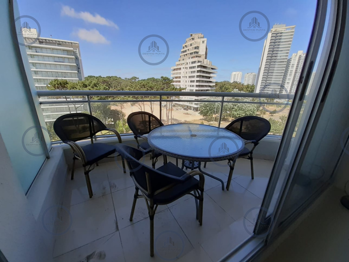 Excelente apartamento de dos dormitorios en Torre Ocean Drive, playa Brava — fotografía 2