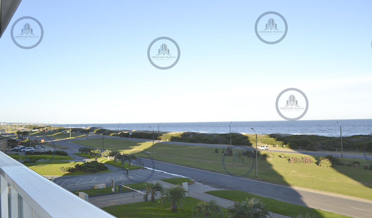 Apartamento sobre playa Brava de 2 Dormitorios más Dependencia, Torre Le Parc — fotografía 3