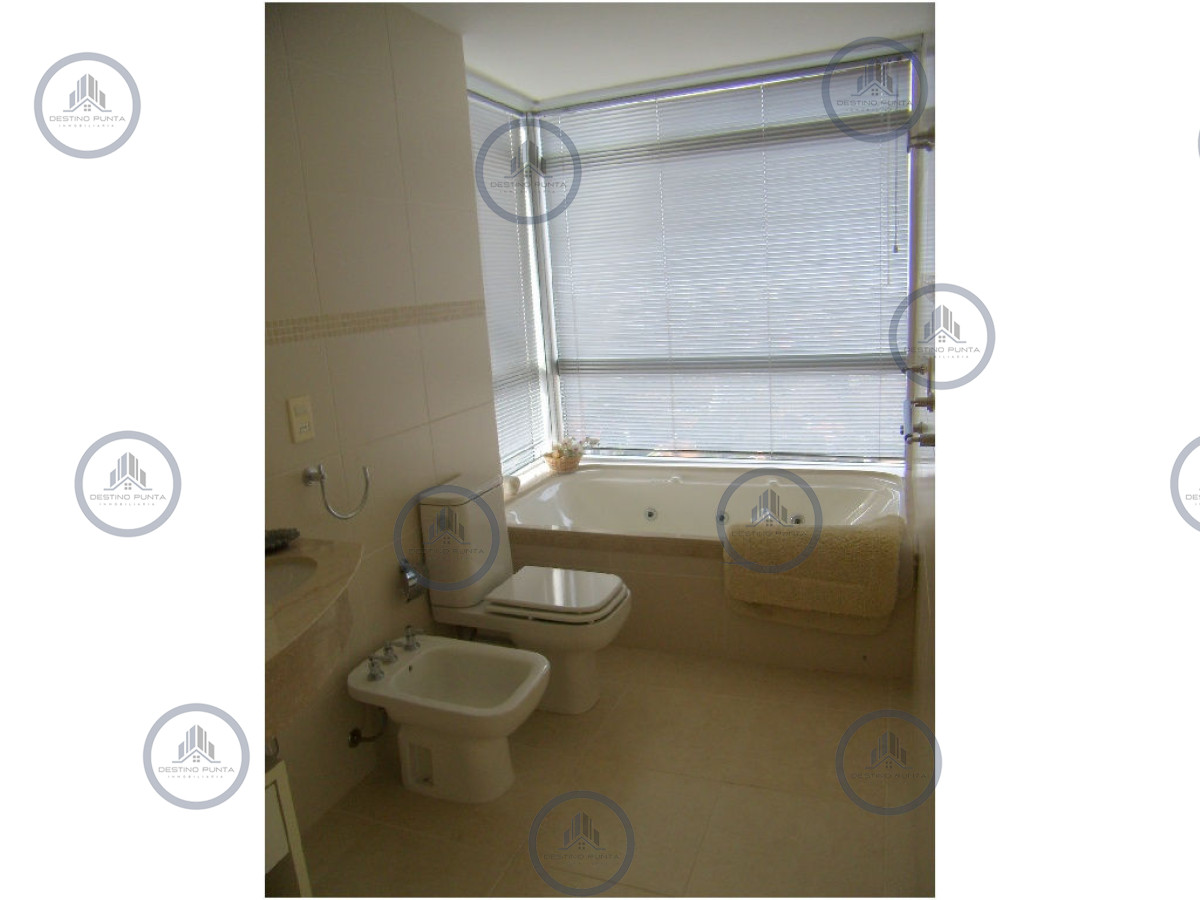 Apartamento ID.2108 - Apartamento de 3 Dormitorios en Alquiler a metros del Mar, Punta del Este Playa Mansa