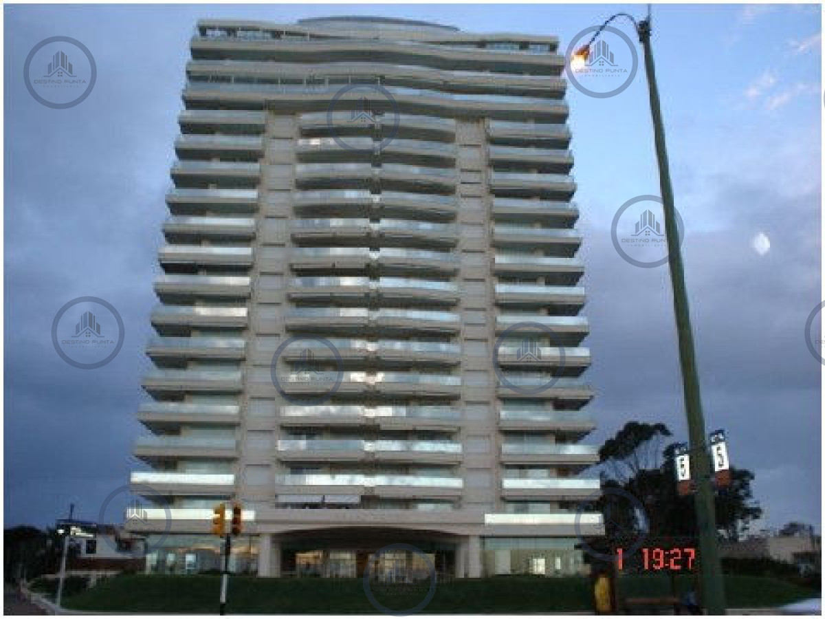 Apartamento ID.2074 - Apartamento de 3 Dormitorios frente al Mar, Playa Mansa 