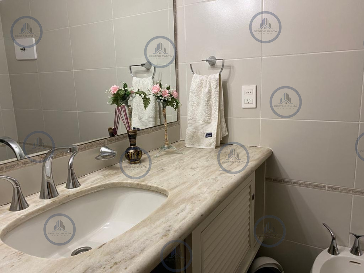 Apartamento ID.2107 - Apartamento de 3 Dormitorios y Parrillero en Alquiler, Playa Mansa Punta del Este