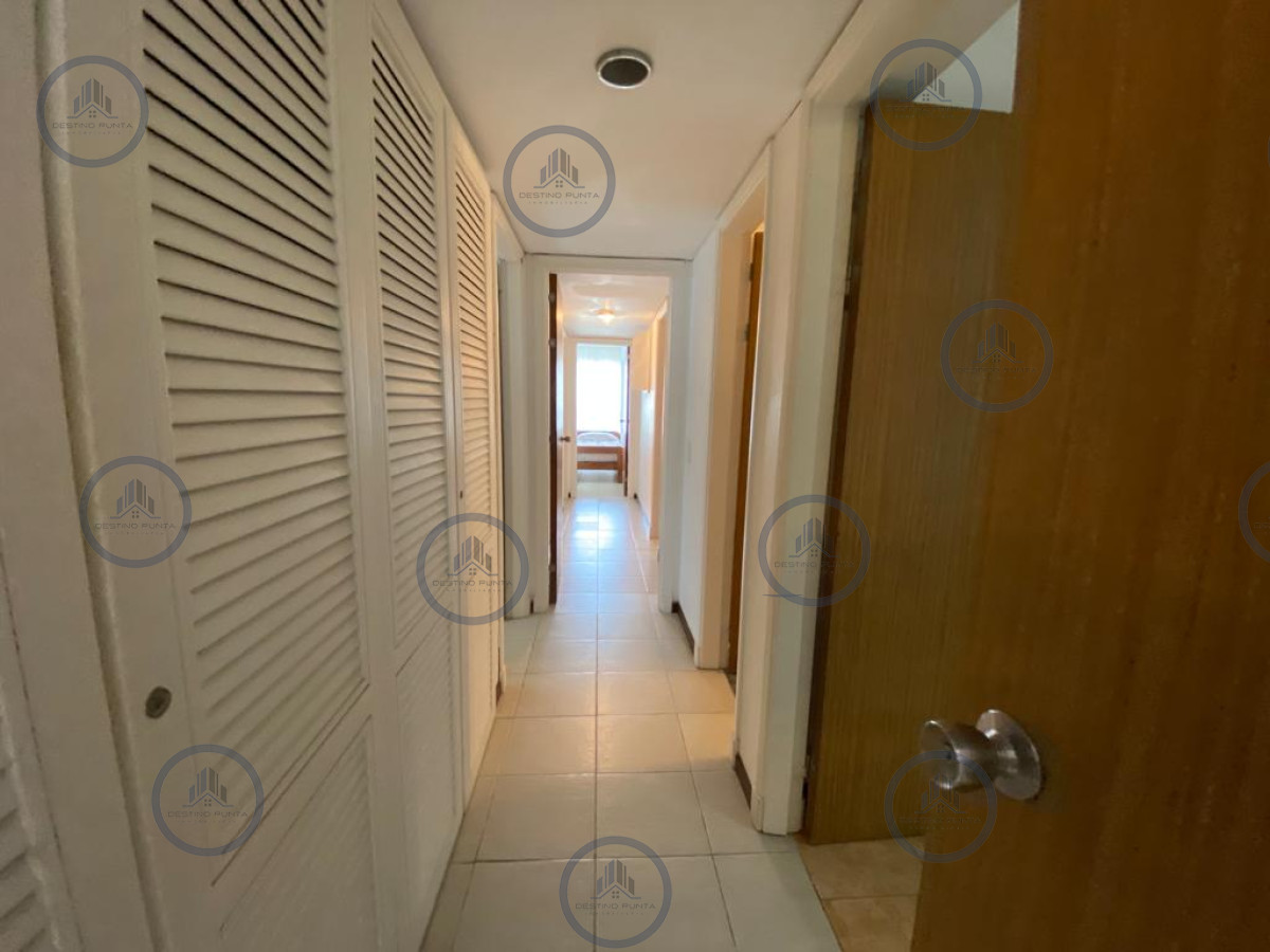 Apartamento ID.2107 - Apartamento de 3 Dormitorios y Parrillero en Alquiler, Playa Mansa Punta del Este