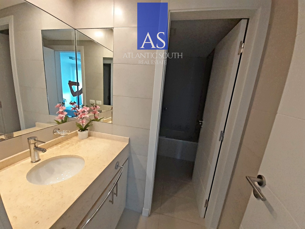 Apartamento ID.3746 - Apartamento moderno 2 dormitorios piso alto a pasos del mar en Playa Brava