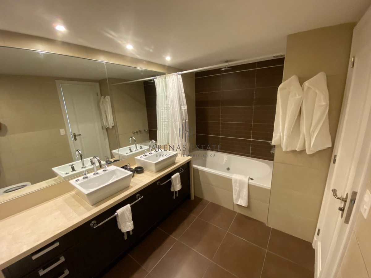 Apartamento ID.4376 - Apartamento de 2 dormitorio en Torre impriale , Punta del este , Playa brava 