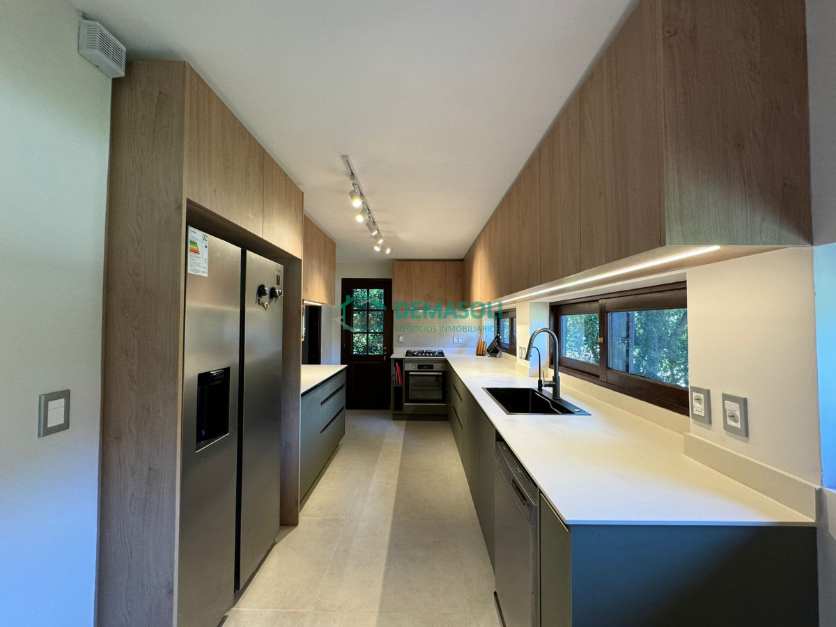Casa ID.878 - ESPECTACULAR CASA EN LUGANO 5 DORMITORIOS 4 BAÑOS 