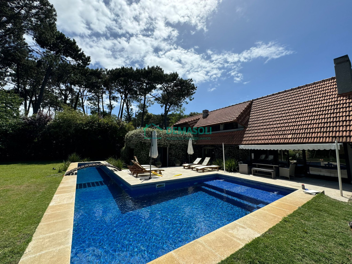 Casa ID.878 - ESPECTACULAR CASA EN LUGANO 5 DORMITORIOS 4 BAÑOS 
