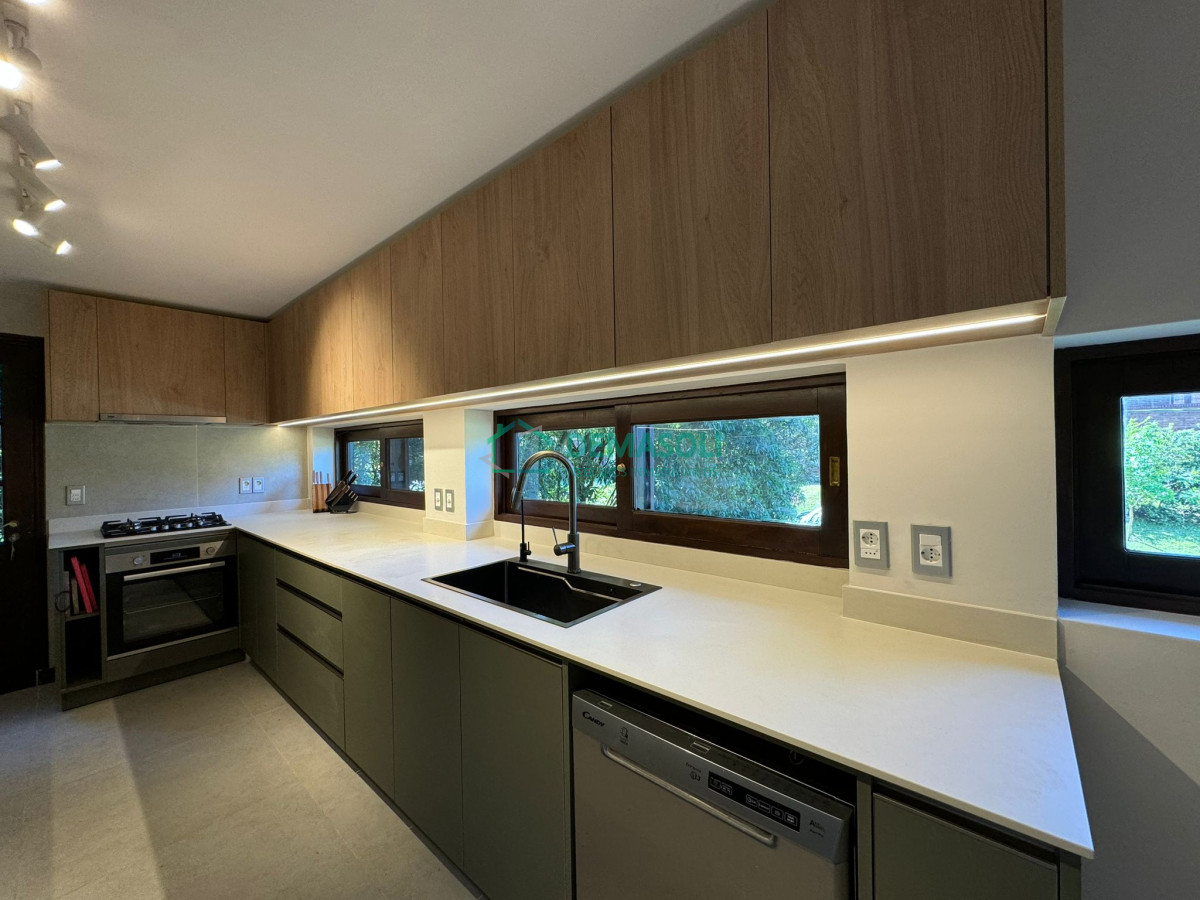 Casa ID.878 - ESPECTACULAR CASA EN LUGANO 5 DORMITORIOS 4 BAÑOS 