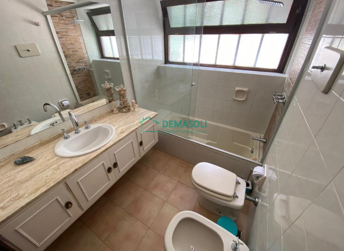 Casa ID.878 - ESPECTACULAR CASA EN LUGANO 5 DORMITORIOS 4 BAÑOS 