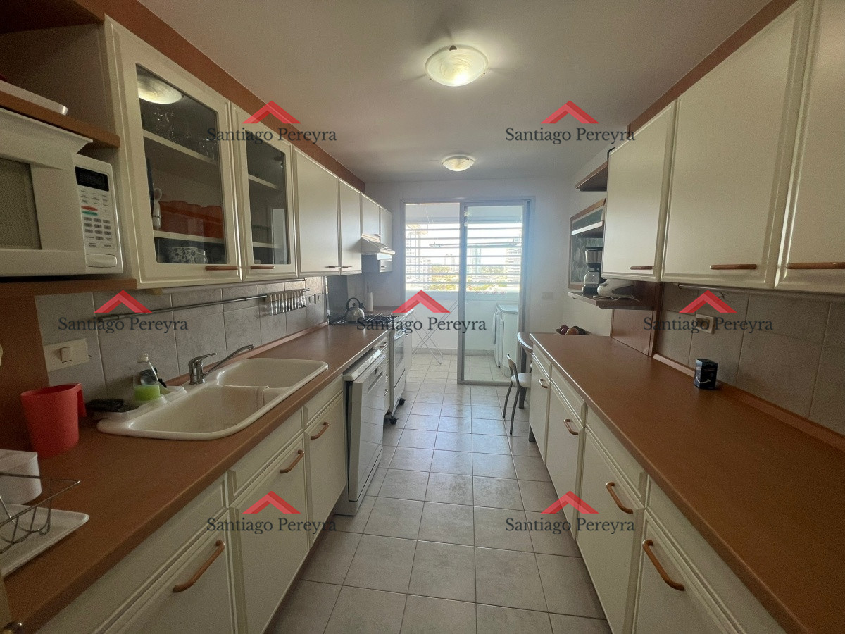 Apartamento ID.5818 - Piso alto frente al mar con parrilla propia.