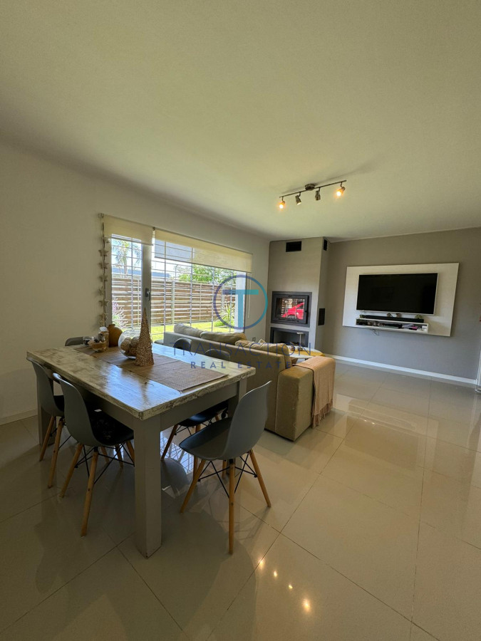 Casa ID.1288/Alquiler-,-casa-3-dormitorios,-Punta-del-este- - Venta y alquiler, a metros del mar 