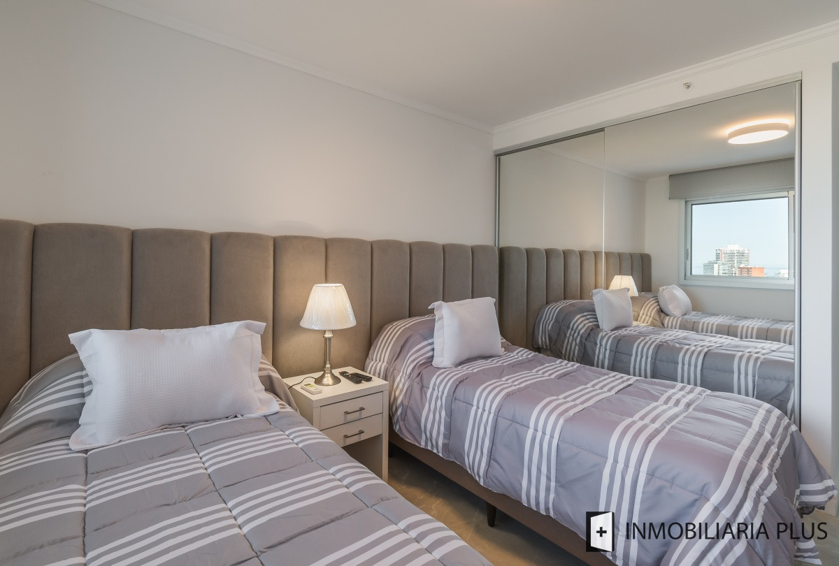 Apartamento ID.712 - Venta de Apartamento de 111m2 en Punta del Este con servicio de playa, sauna y piscina climatizada C712B