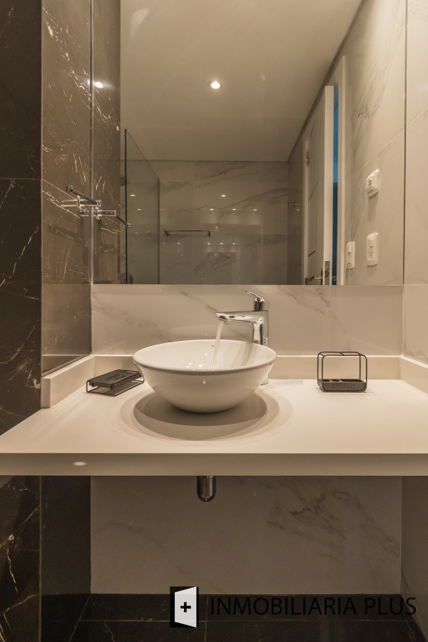 Apartamento ID.712 - Venta de Apartamento de 111m2 en Punta del Este con servicio de playa, sauna y piscina climatizada C712B