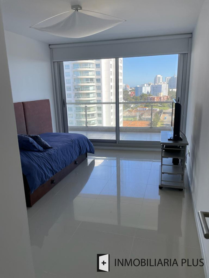 Apartamento ID.979 - Venta de Apartamento de 3 Dormitorios 2 Baños a pasos del Shopping Sauna, Piscina, Mucamas y más en Punta del Este