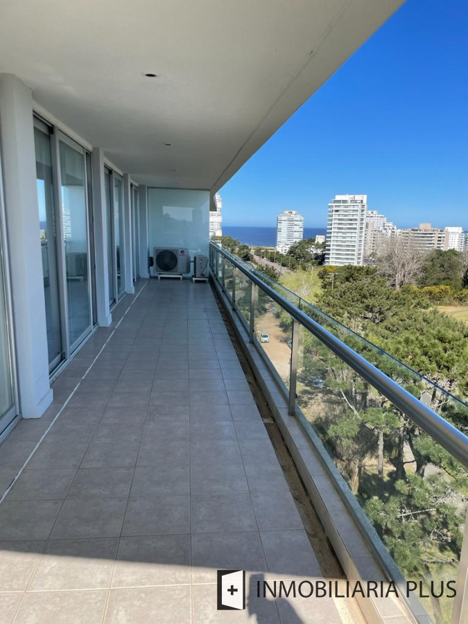 Apartamento ID.979 - Venta de Apartamento de 3 Dormitorios 2 Baños a pasos del Shopping Sauna, Piscina, Mucamas y más en Punta del Este