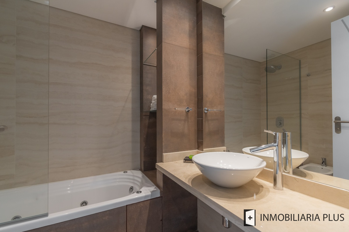 Apartamento ID.712 - Venta de Apartamento de 111m2 en Punta del Este con servicio de playa, sauna y piscina climatizada C712B