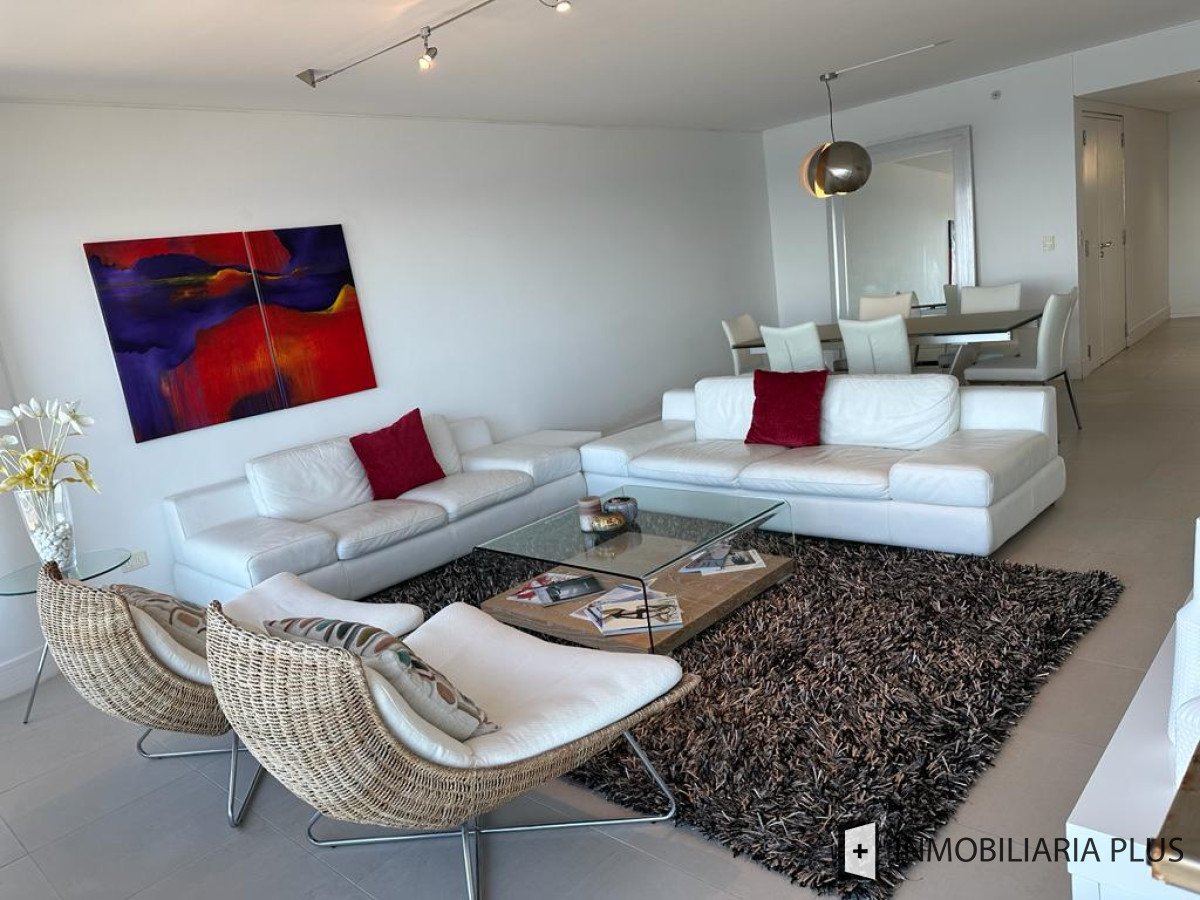 Apartamento ID.567 - Venda de Apartamento de 182 m2 con 2 Dormitorios, 2 Baños, frente a la playa Brava C973