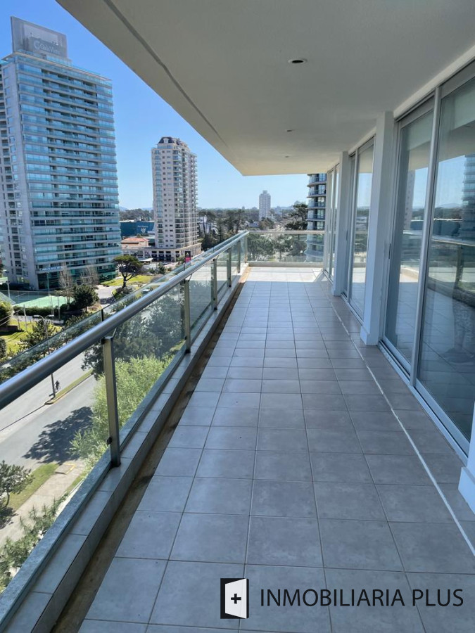 Apartamento ID.979 - Venta de Apartamento de 3 Dormitorios 2 Baños a pasos del Shopping Sauna, Piscina, Mucamas y más en Punta del Este