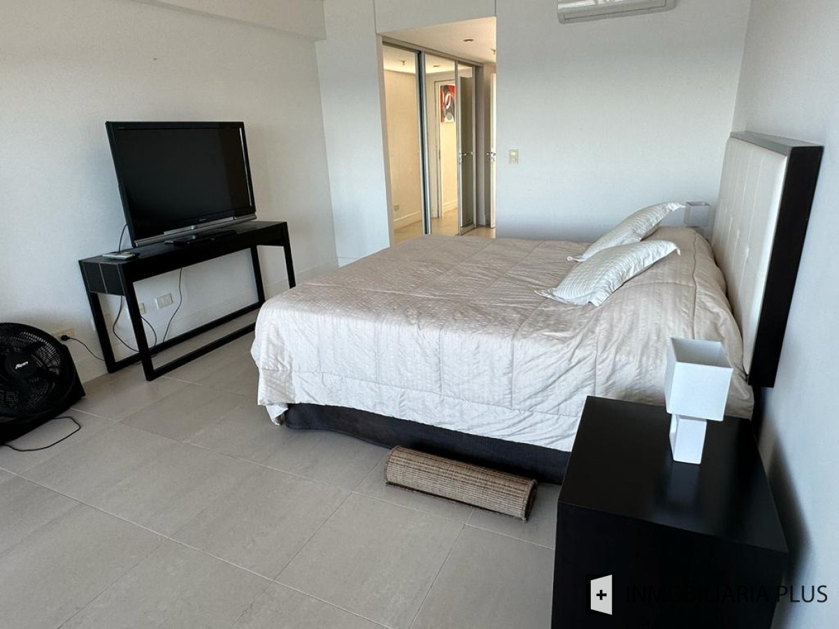 Apartamento ID.567 - Venda de Apartamento de 182 m2 con 2 Dormitorios, 2 Baños, frente a la playa Brava C973