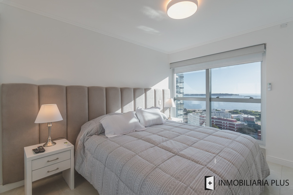 Apartamento ID.712 - Venta de Apartamento de 111m2 en Punta del Este con servicio de playa, sauna y piscina climatizada C712B