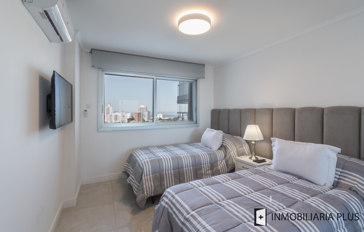 Apartamento ID.712 - Venta de Apartamento de 111m2 en Punta del Este con servicio de playa, sauna y piscina climatizada C712B