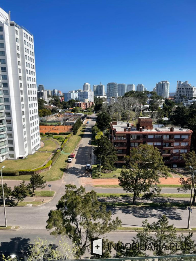 Apartamento ID.979 - Venta de Apartamento de 3 Dormitorios 2 Baños a pasos del Shopping Sauna, Piscina, Mucamas y más en Punta del Este