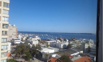 Venta de Apartamento en Piso alto con vista al puerto de Punta del Este C725B