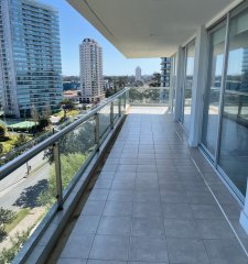 Venta de Apartamento de 3 Dormitorios 2 Baños a pasos del Shopping Sauna, Piscina, Mucamas y más en Punta del Este