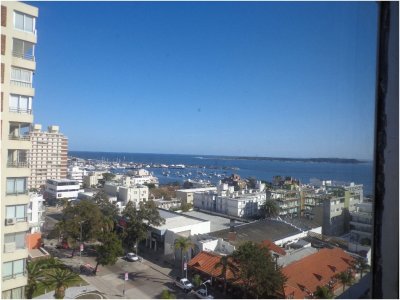  Venta de Apartamento en Piso alto con vista al puerto de Punta del Este C725B