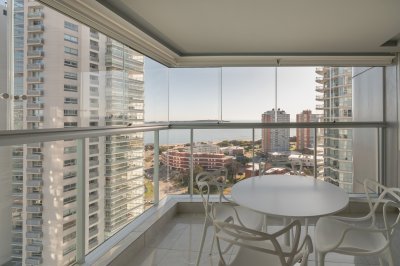  Venta de Apartamento de 111m2 en Punta del Este con servicio de playa, sauna y piscina climatizada C712B