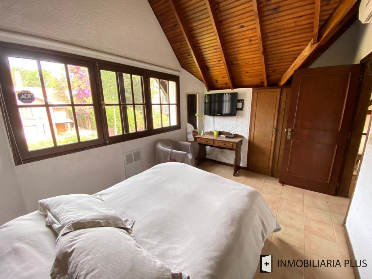 Casa ID.717 - Venta de CASA con 1000m2. de terreno en Lugano con 5 DORMITORIOS 4 BAÑOS C717B