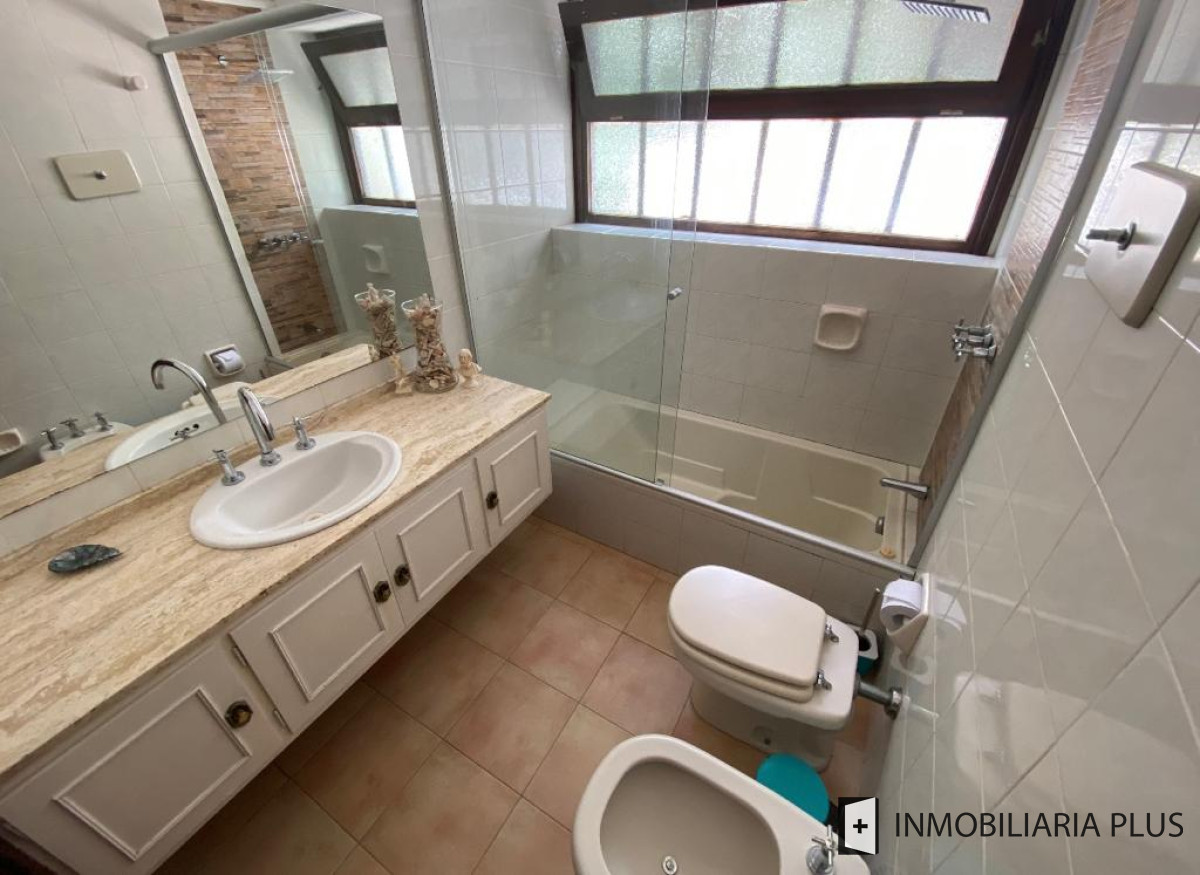 Casa ID.717 - Venta de CASA con 1000m2. de terreno en Lugano con 5 DORMITORIOS 4 BAÑOS C717B