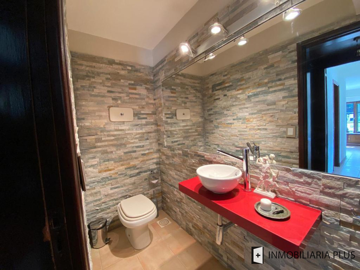 Casa ID.717 - Venta de CASA con 1000m2. de terreno en Lugano con 5 DORMITORIOS 4 BAÑOS C717B