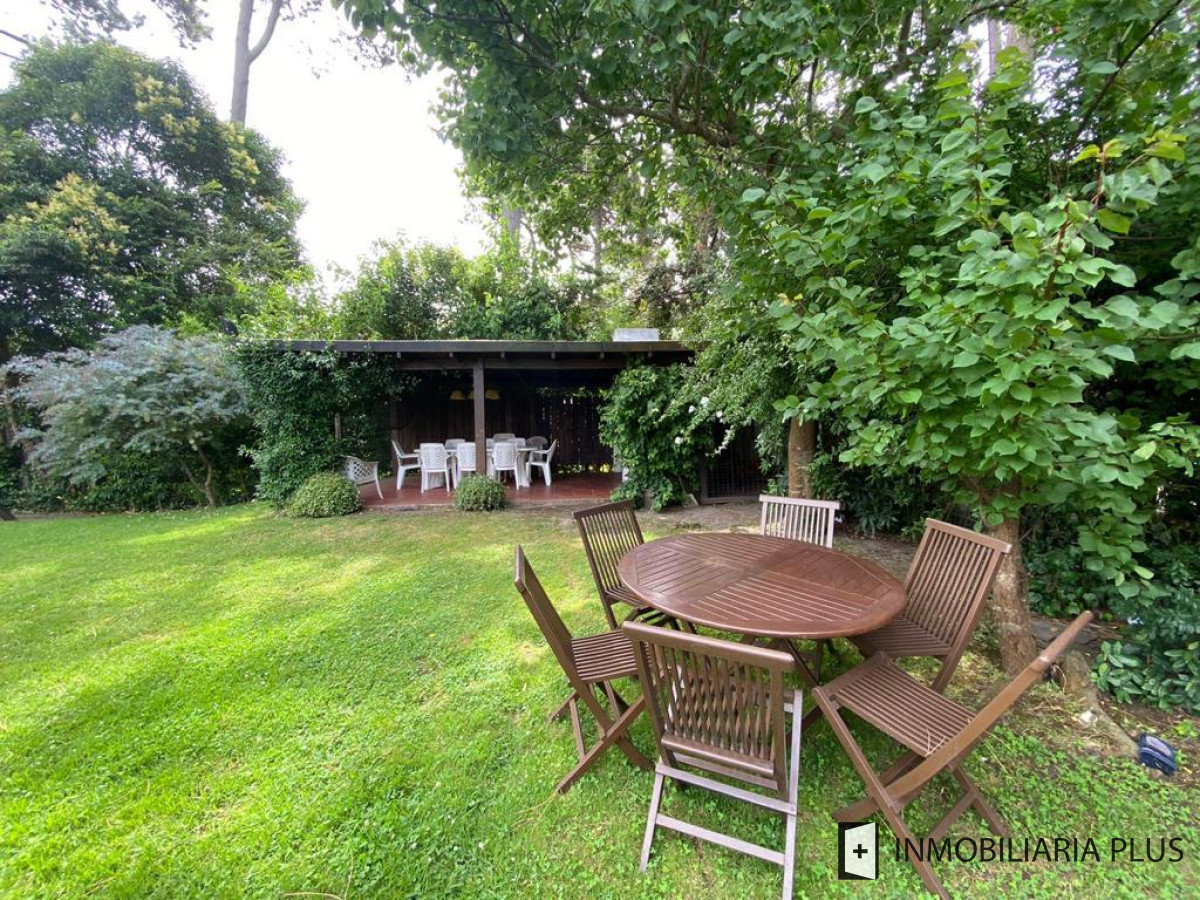 Casa ID.717 - Venta de CASA con 1000m2. de terreno en Lugano con 5 DORMITORIOS 4 BAÑOS C717B