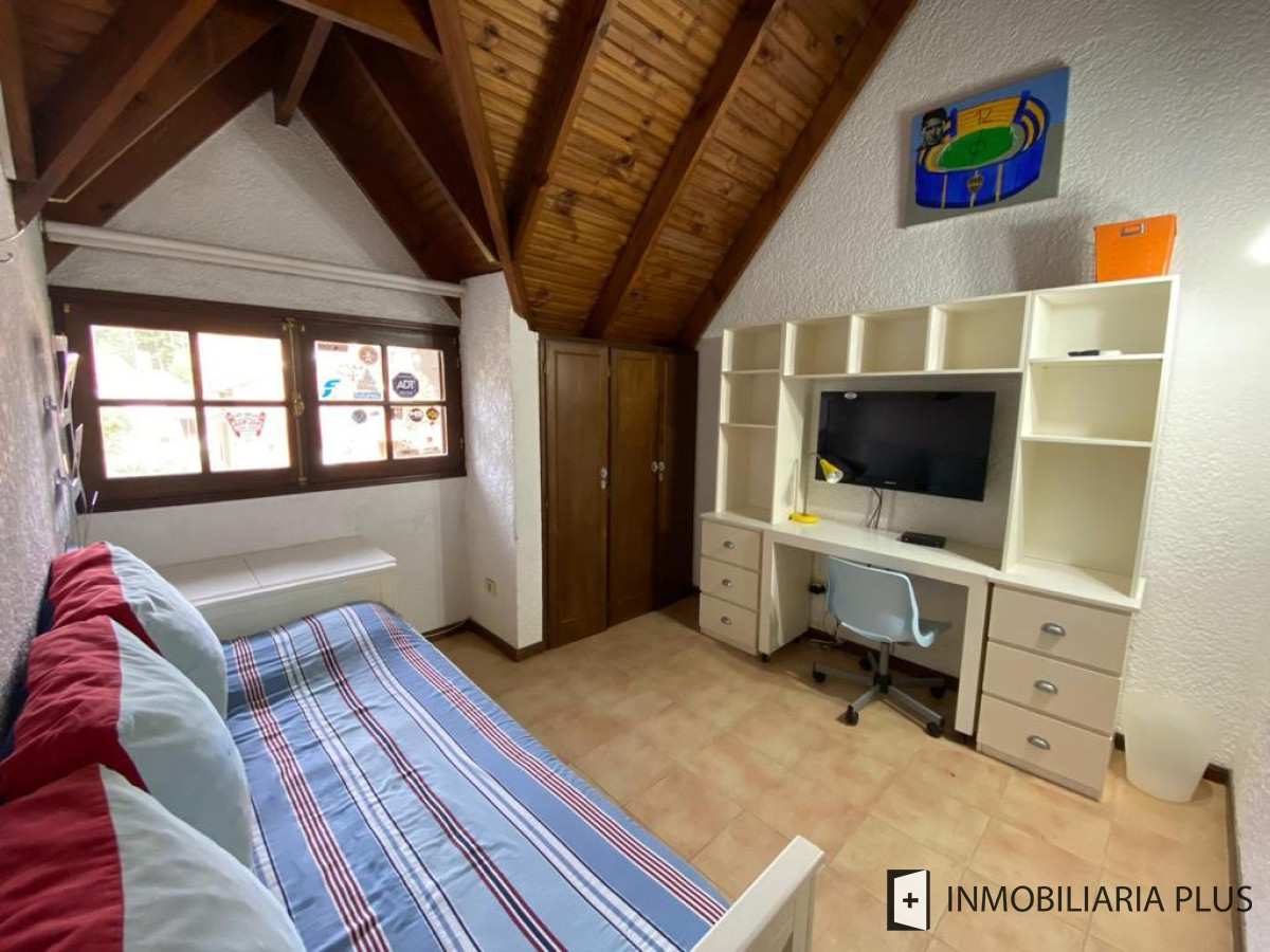 Casa ID.717 - Venta de CASA con 1000m2. de terreno en Lugano con 5 DORMITORIOS 4 BAÑOS C717B