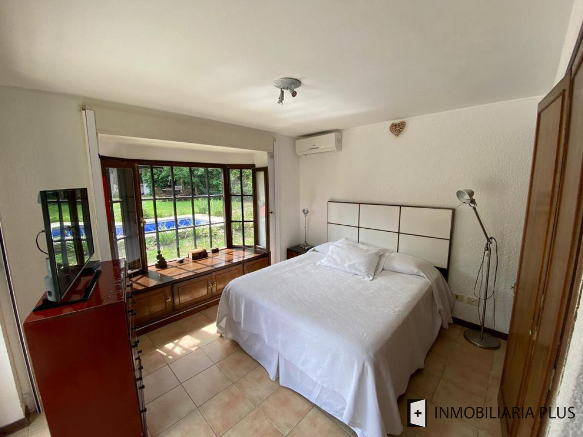 Casa ID.717 - Venta de CASA con 1000m2. de terreno en Lugano con 5 DORMITORIOS 4 BAÑOS C717B