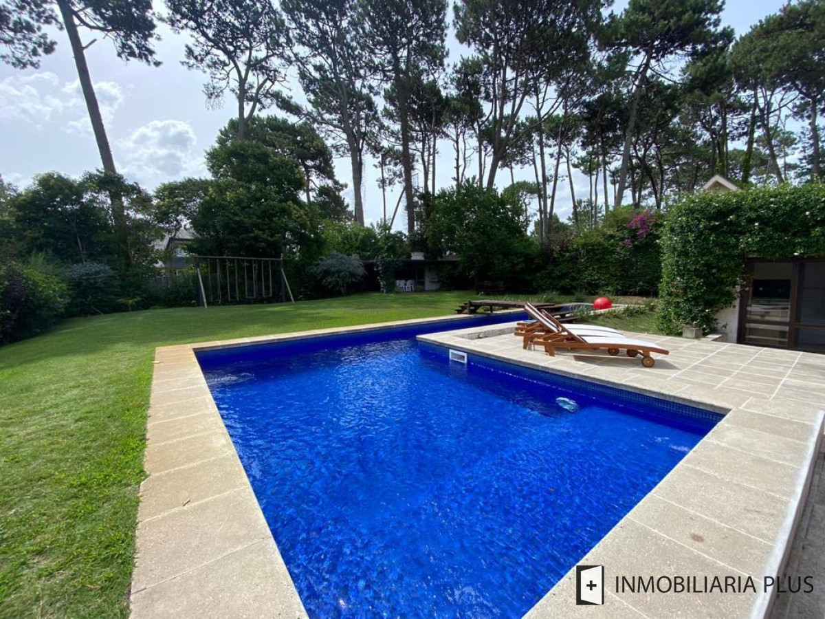 Casa ID.717 - Venta de CASA con 1000m2. de terreno en Lugano con 5 DORMITORIOS 4 BAÑOS C717B