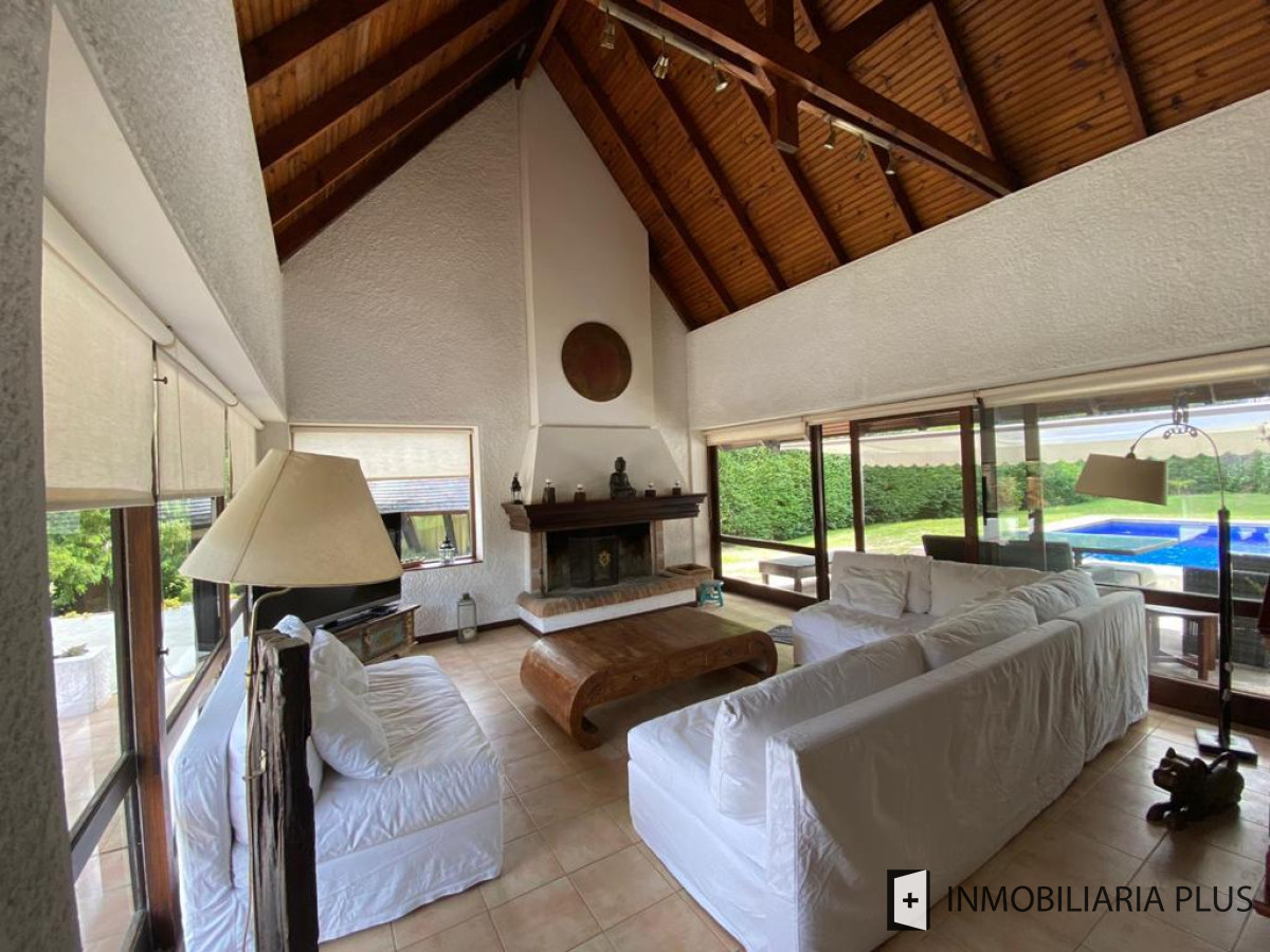 Casa ID.717 - Venta de CASA con 1000m2. de terreno en Lugano con 5 DORMITORIOS 4 BAÑOS C717B