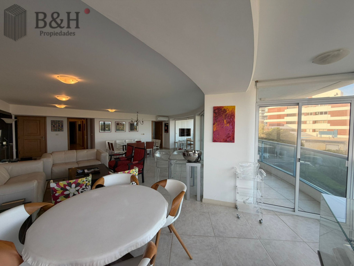 Apartamento ID.6755 - Apartamento en venta de 3 dormitorios en Punta del este , Playa brava , 
