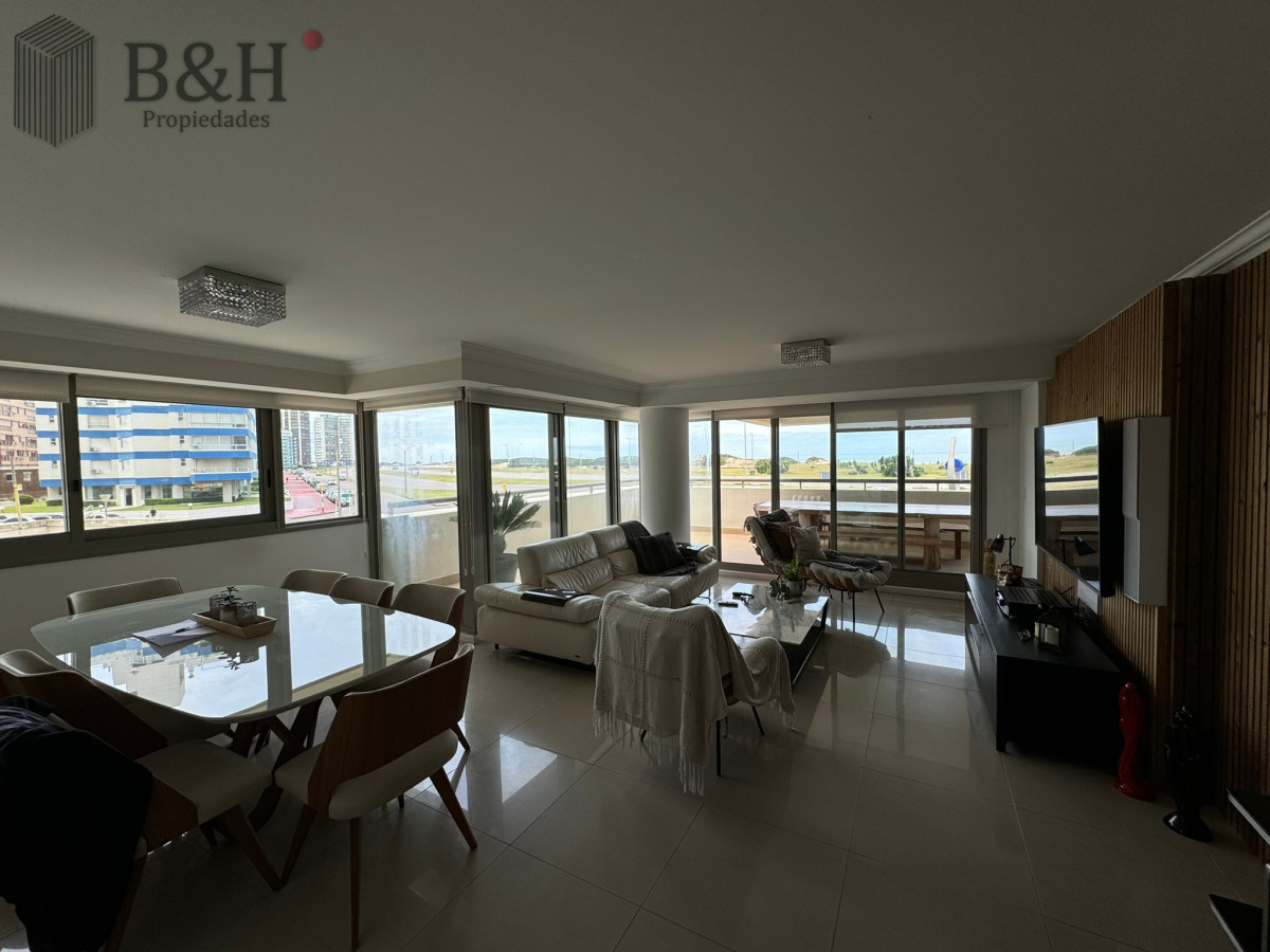Apartamento ID.7334 - Apartamento de 4 dormitorios en Punta del este , Torre imperiale . Playa brava 